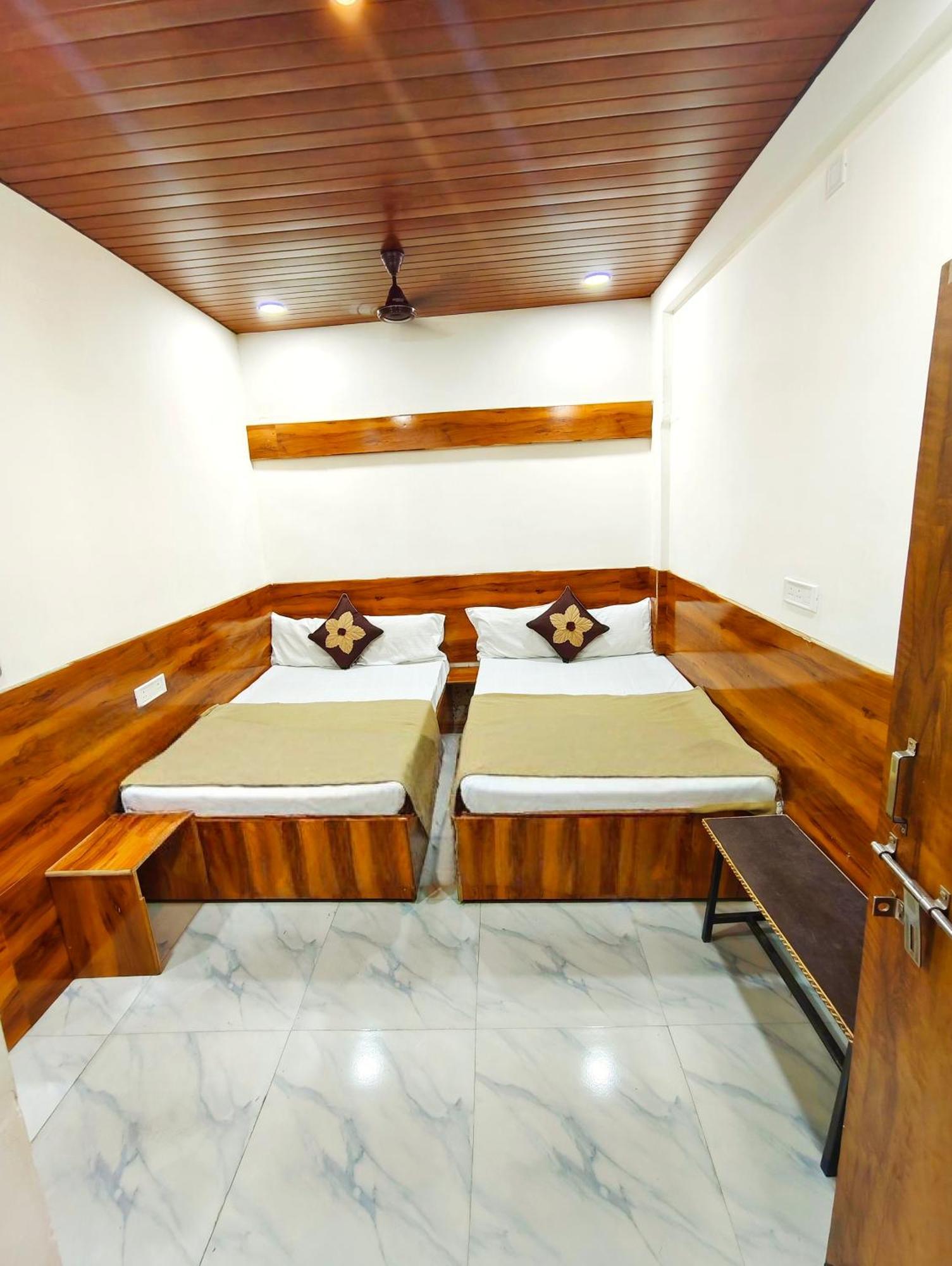 Hotel Om Palace Ujjain Extérieur photo
